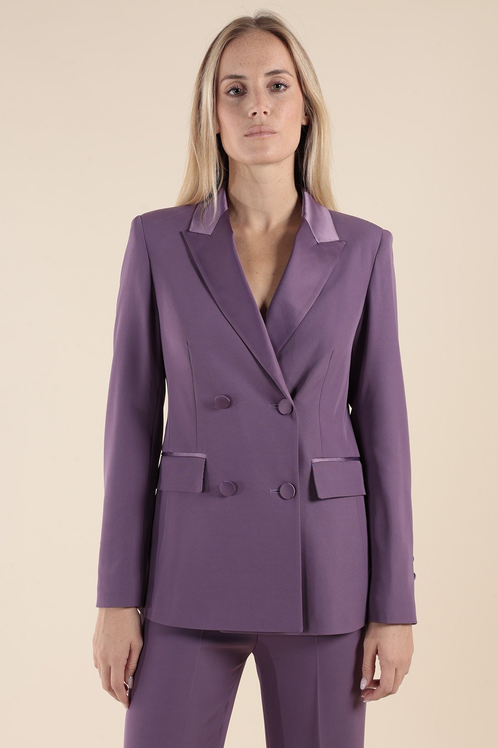 Tailleur Doppiopetto con Revers in Raso Berry