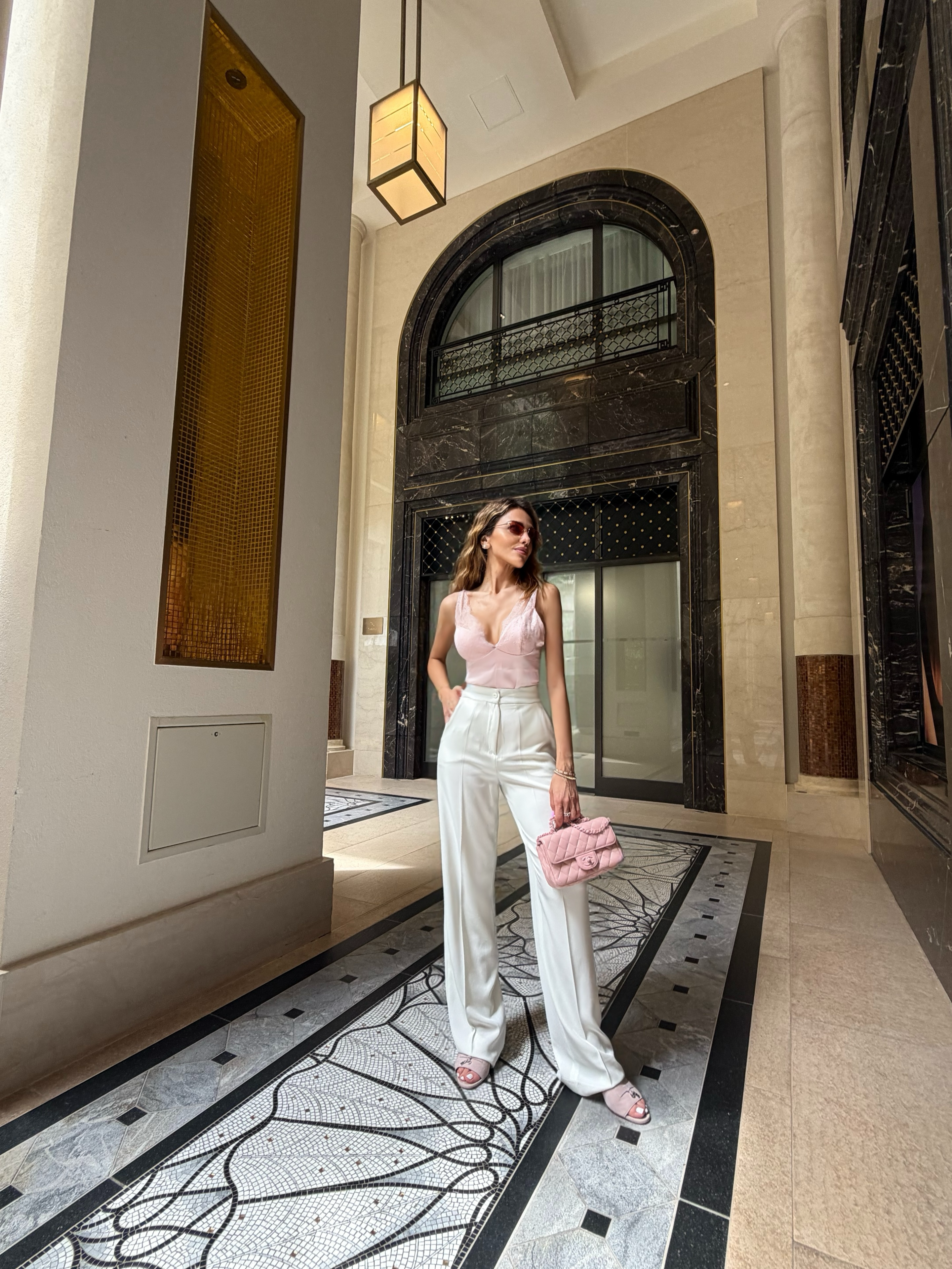 Rose Silk Top– Top Satinato con Dettagli in Pizzo