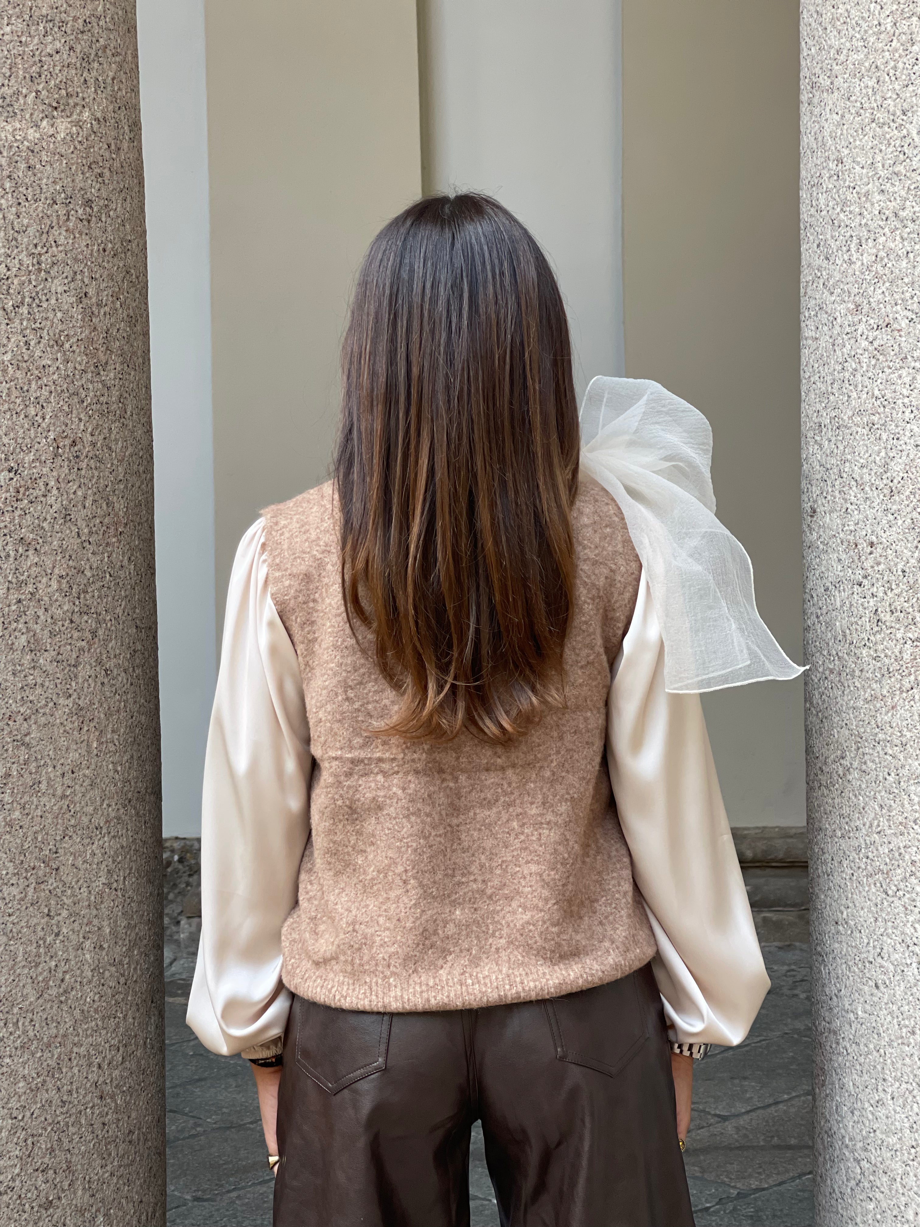 Maglioncino smanicato con fiocco