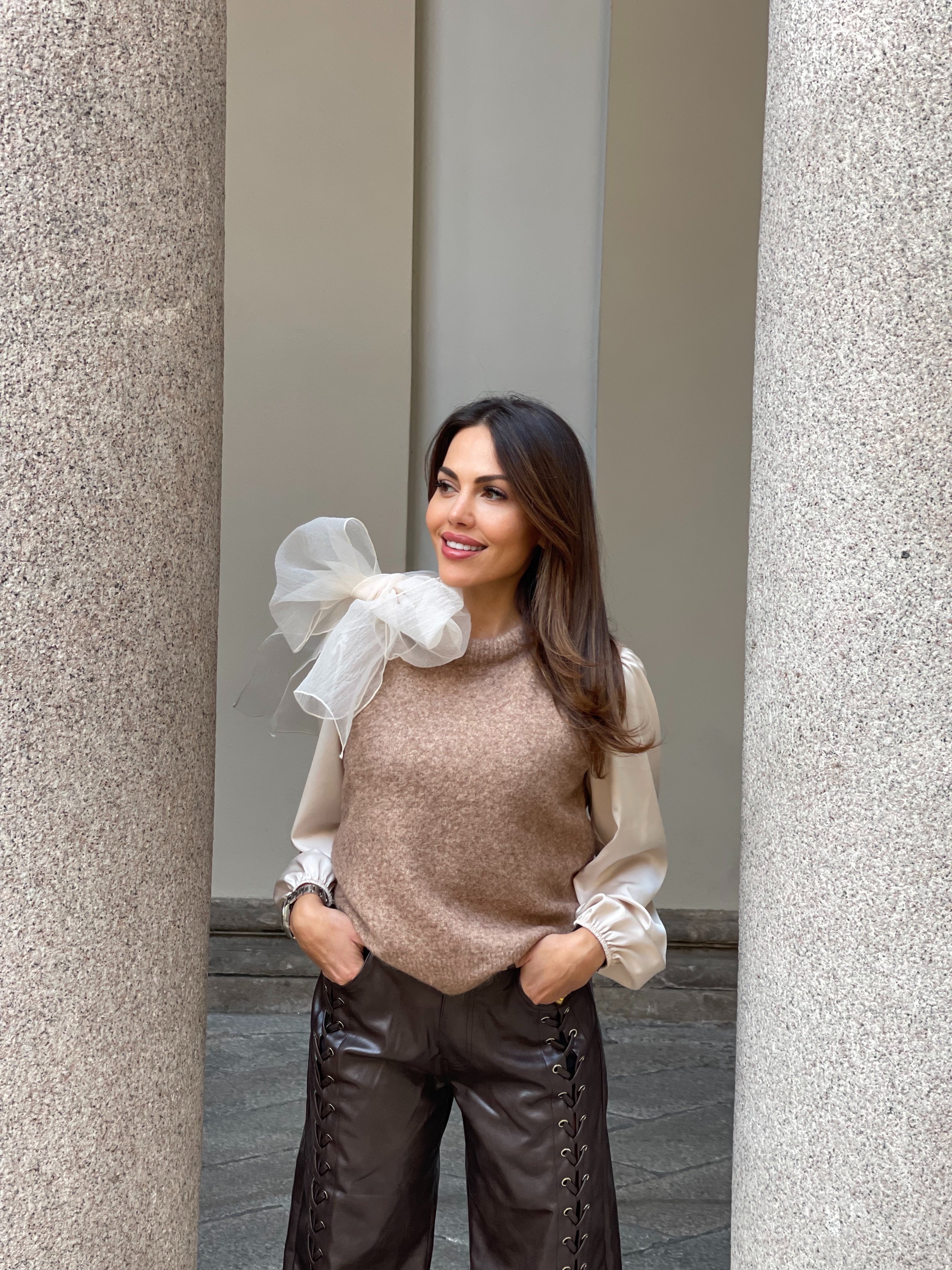 Maglioncino smanicato con fiocco