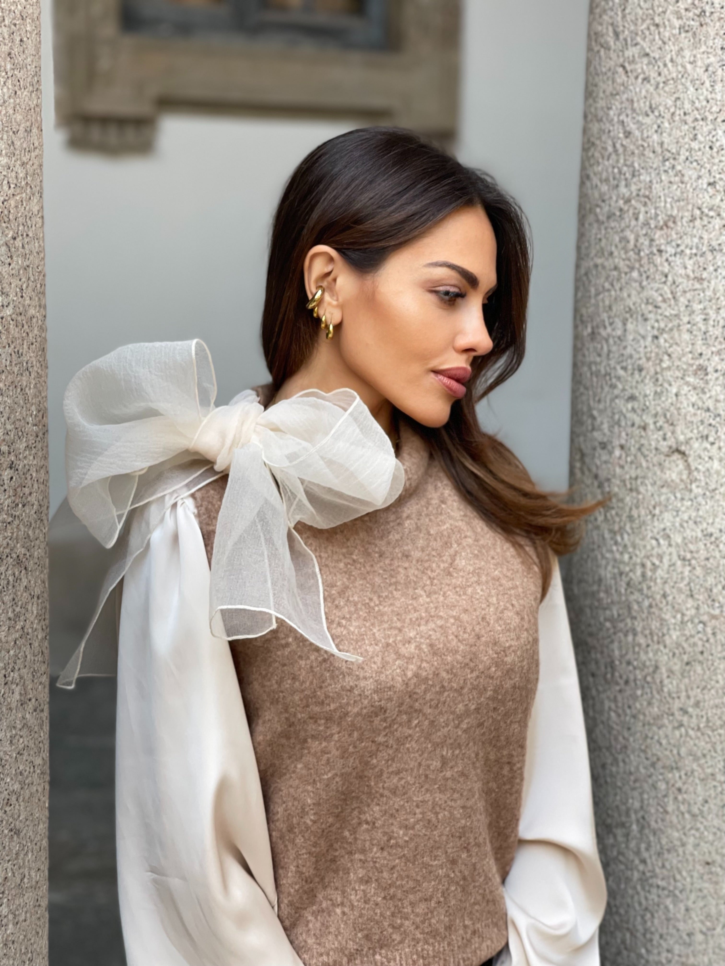 Maglioncino smanicato con fiocco