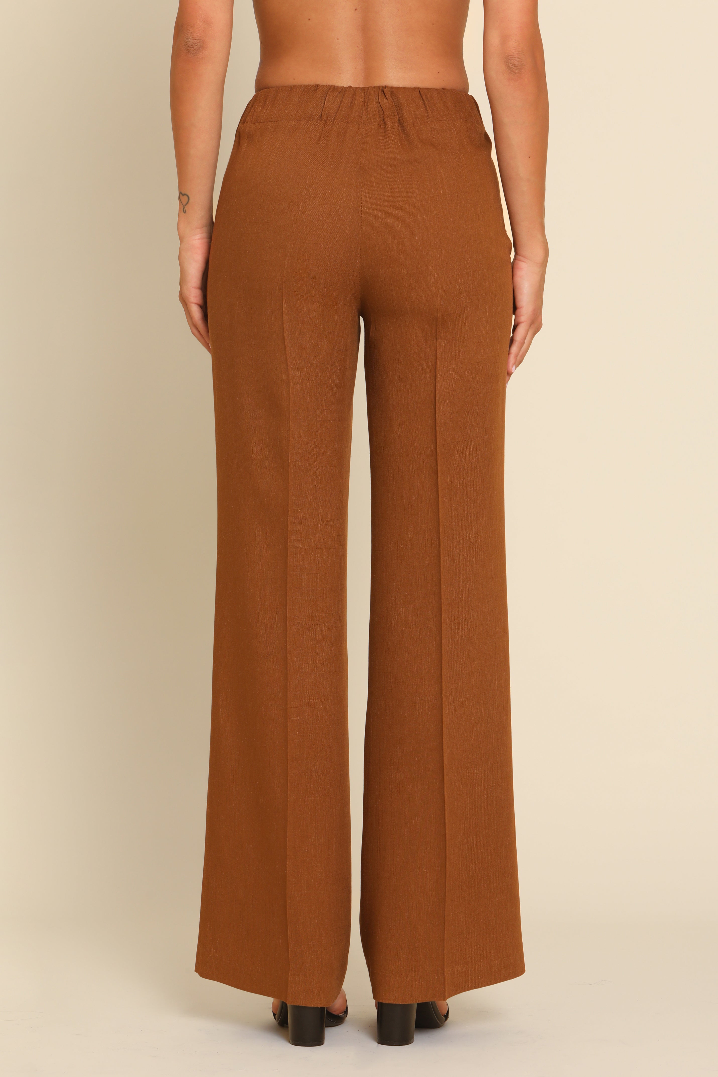 Tailleur Smanicato Lino con cintura sul retro