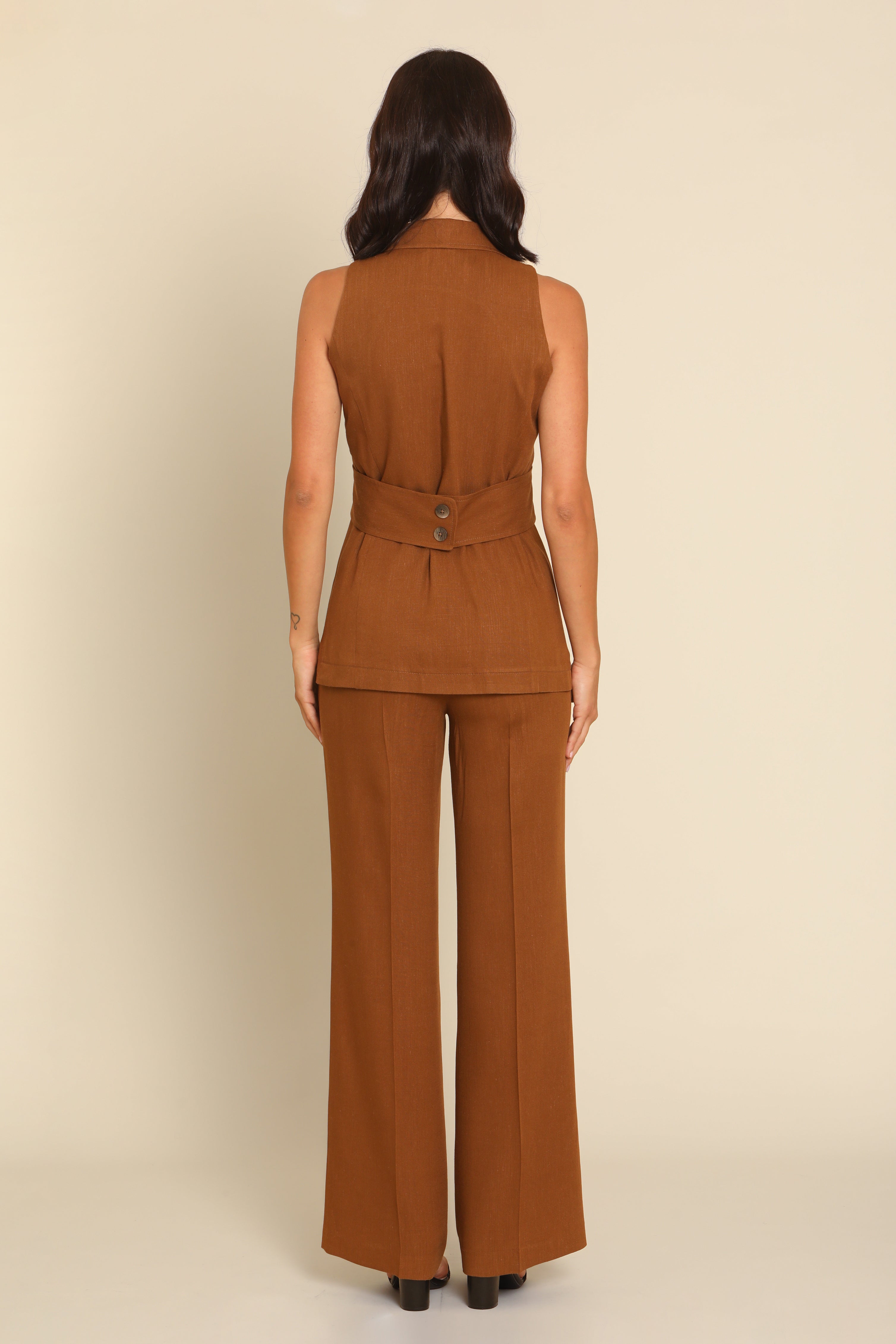 Tailleur Smanicato Lino con cintura sul retro