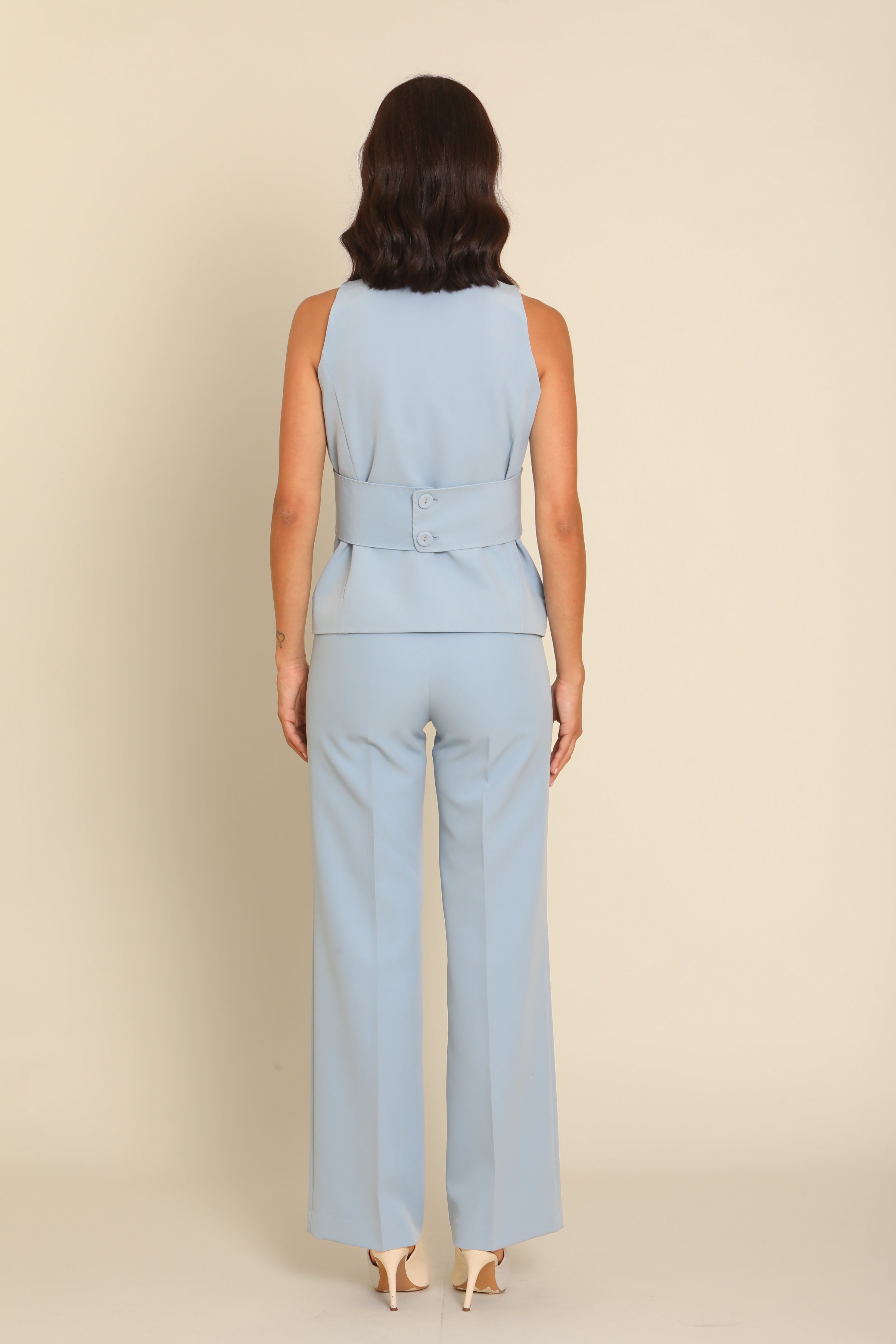 Tailleur in Crepe Smanicato con cintura sul retro in Baby Blue