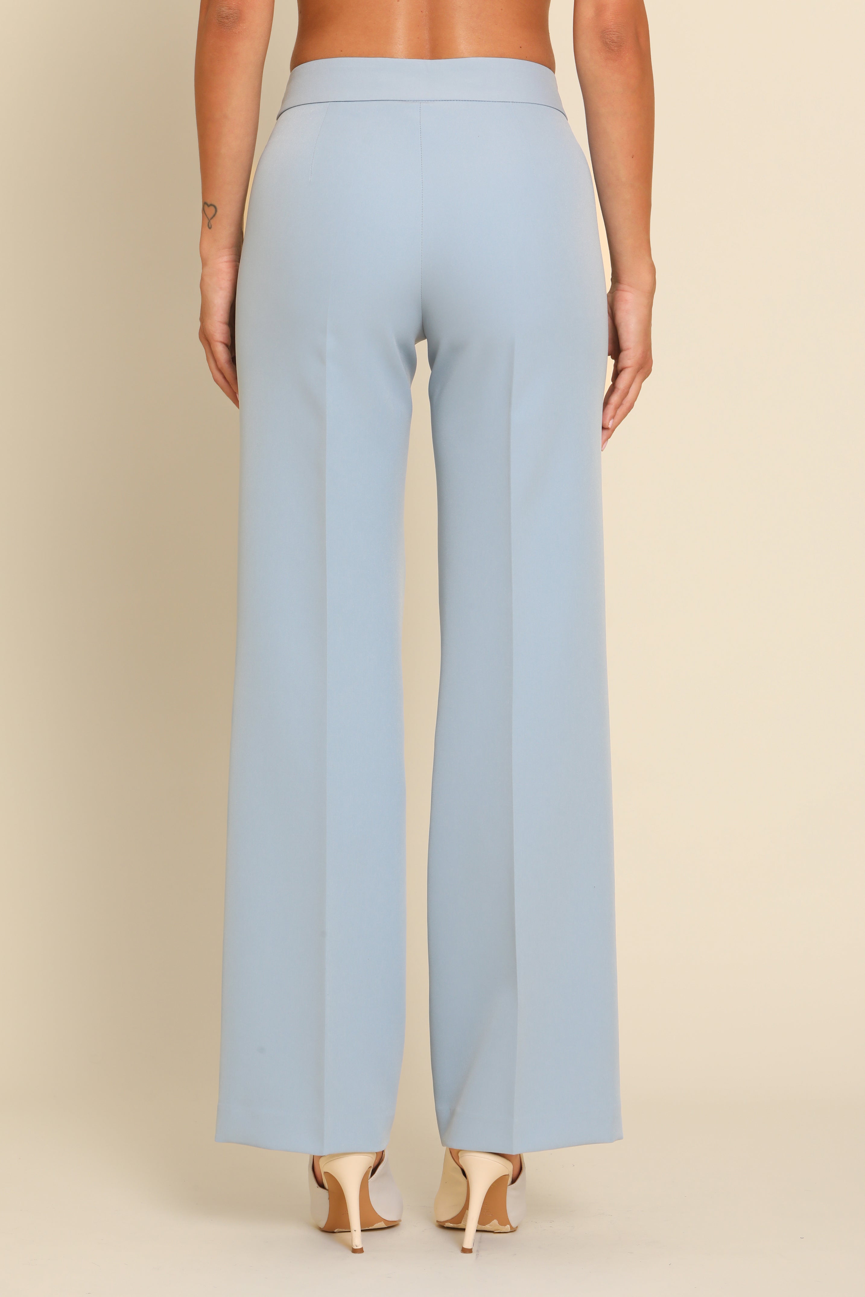 Tailleur in Crepe Smanicato con cintura sul retro in Baby Blue