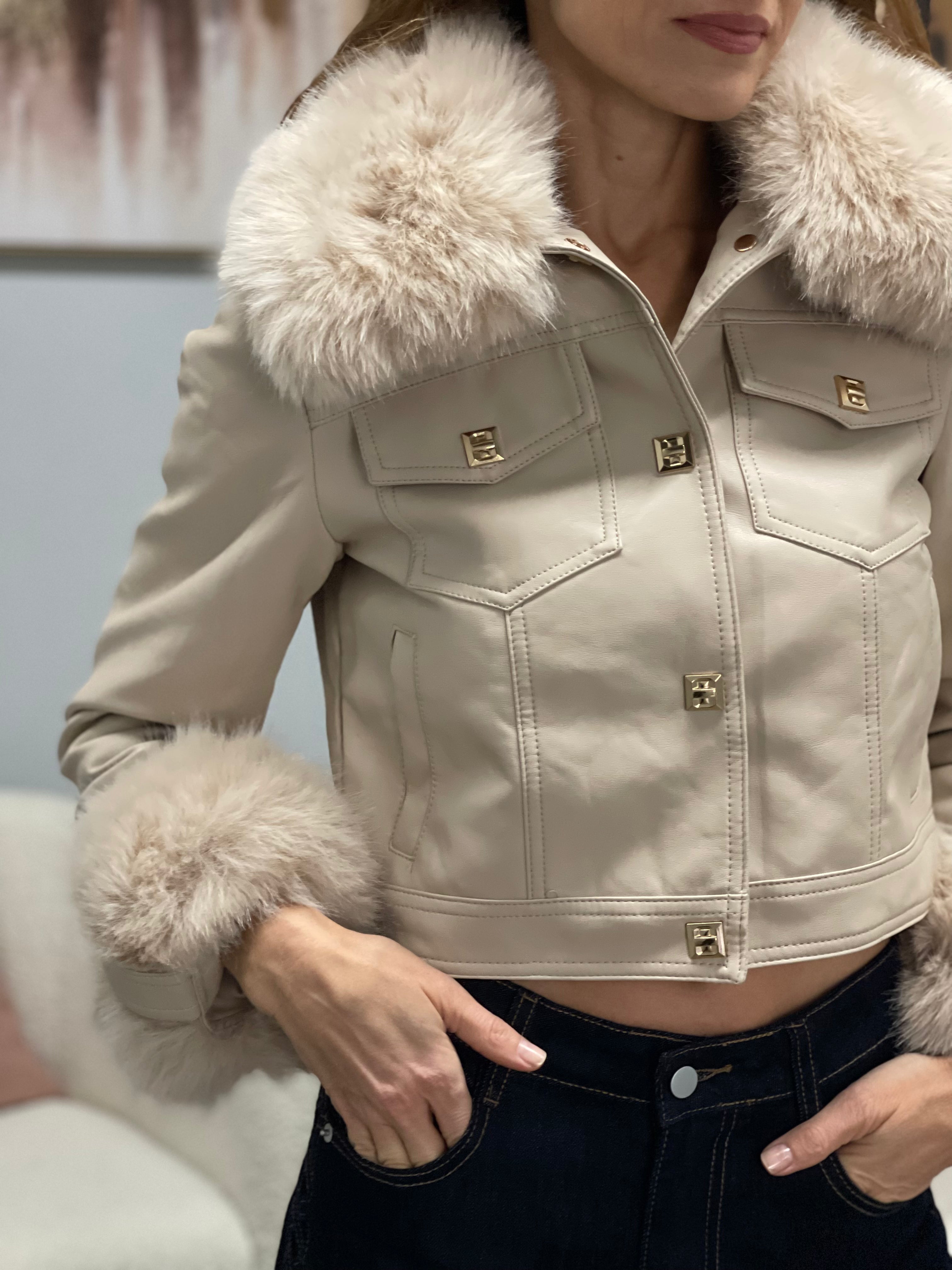 Giubbino Corto in Pelle Vegana con Pelliccia