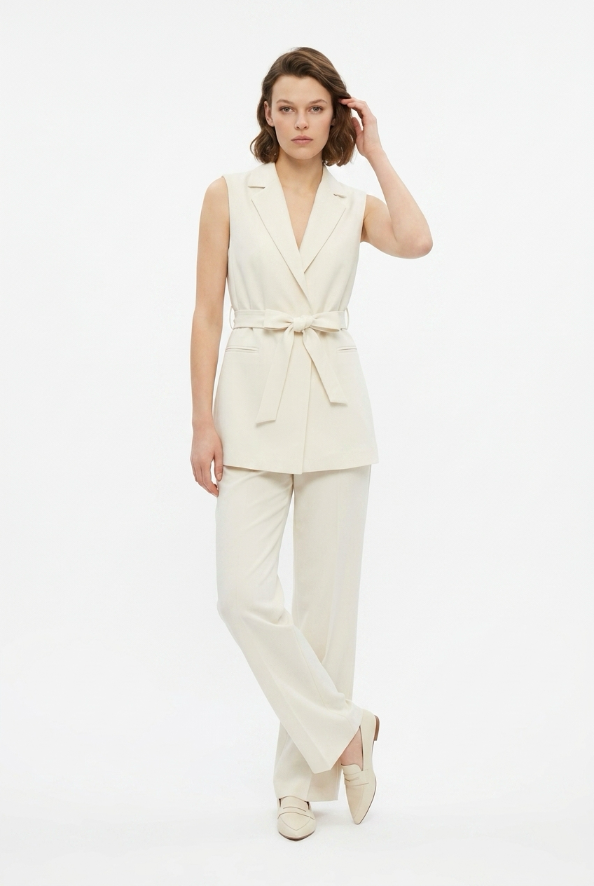 Élégance Suit Set – Tailleur Smanicato con Cintura