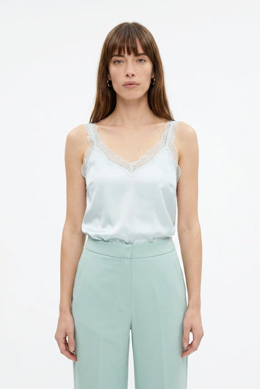 Aqua Silk Top– Top Satinato con Dettagli in Pizzo