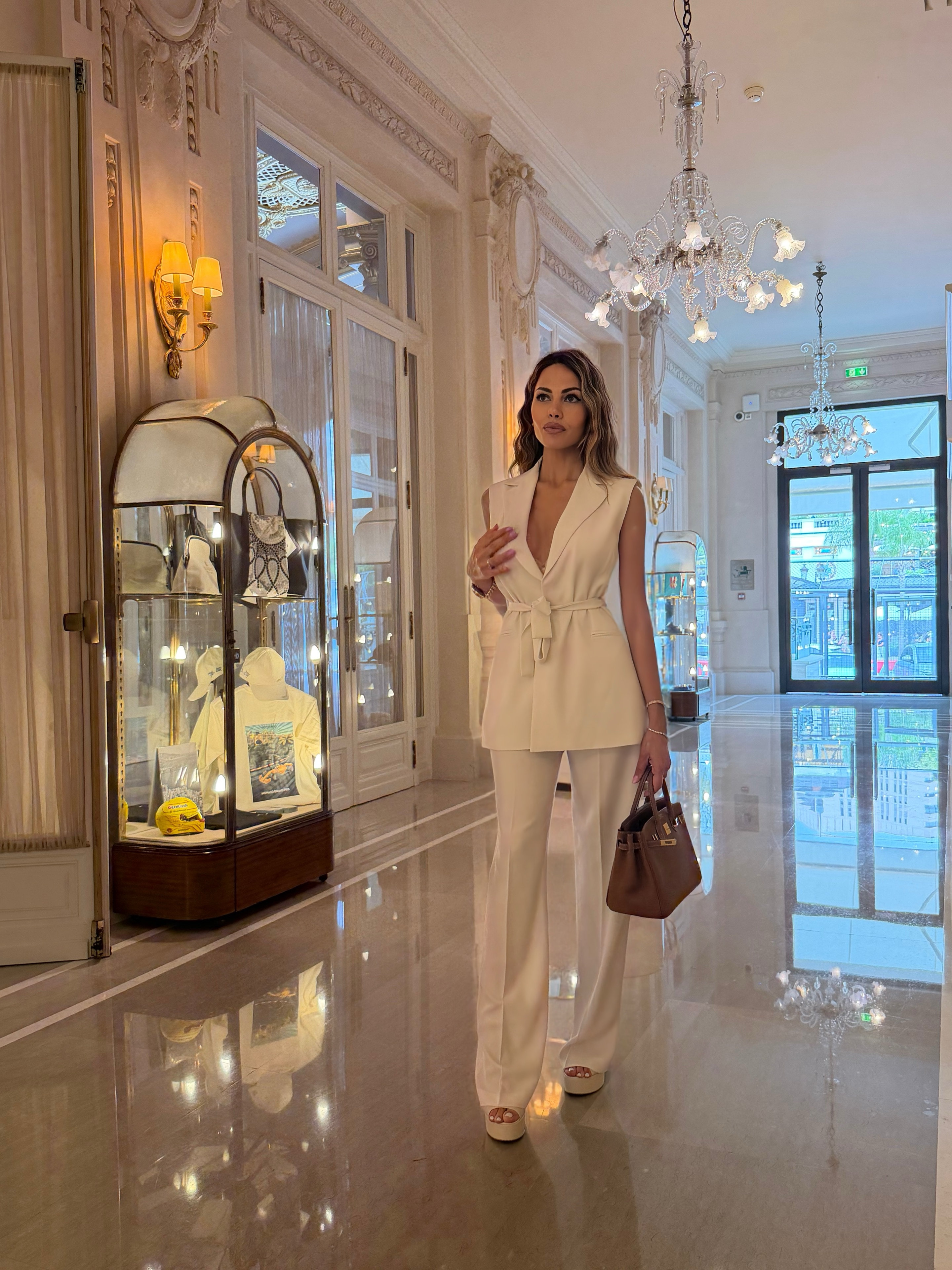 Élégance Suit Set – Tailleur Smanicato con Cintura