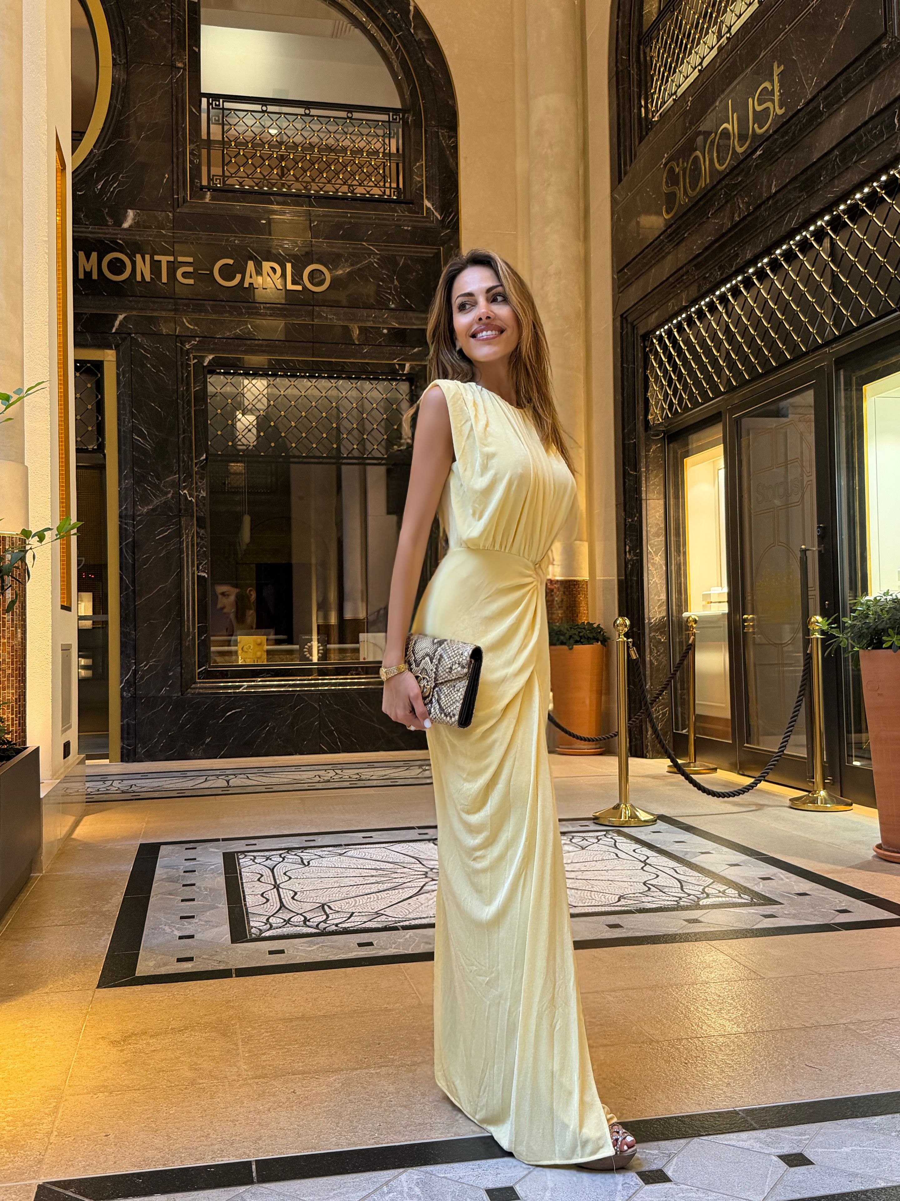 Solea Dress – Abito Midi Drappeggiato con Dettaglio Gioiello