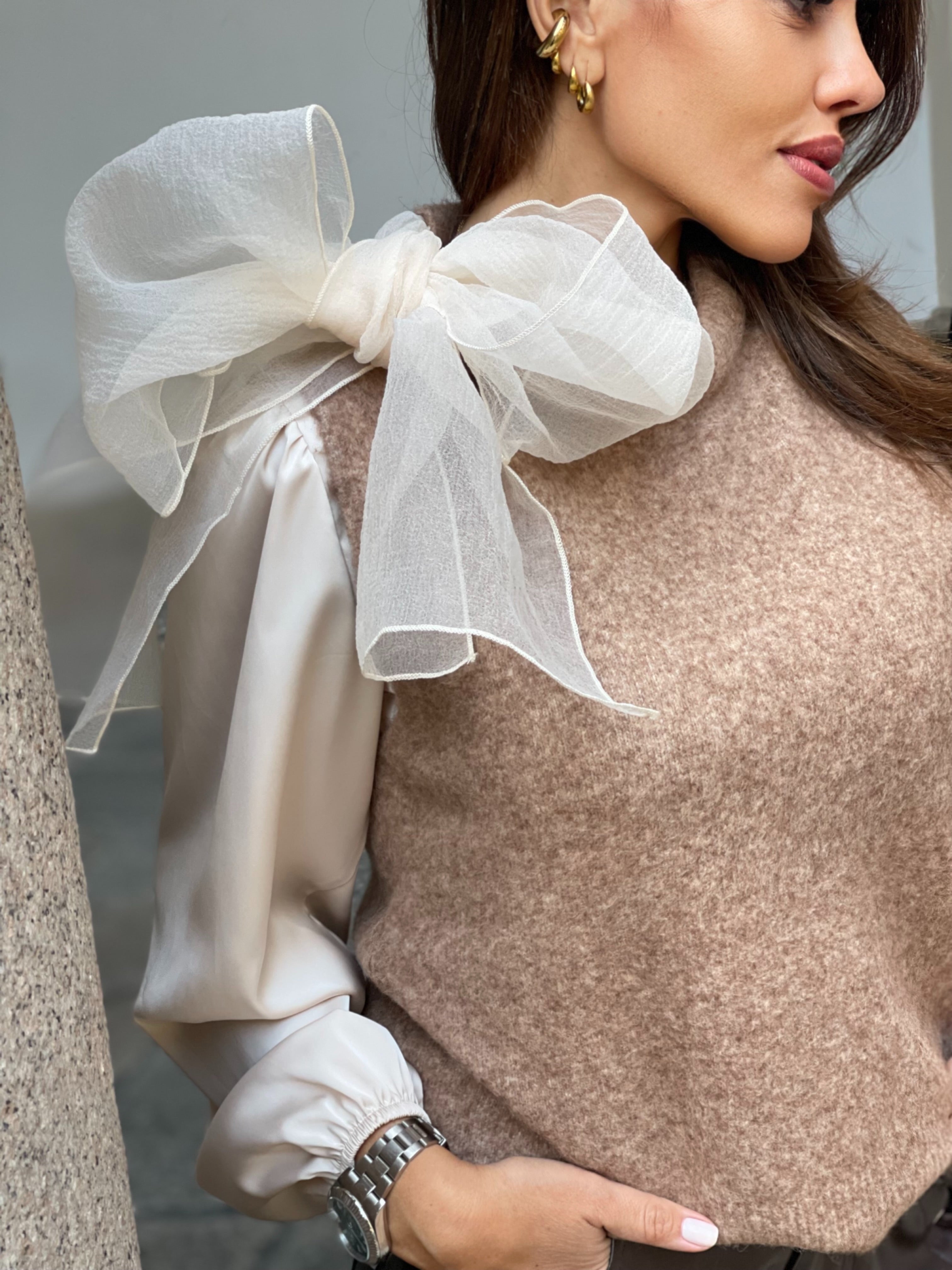 Maglioncino smanicato con fiocco