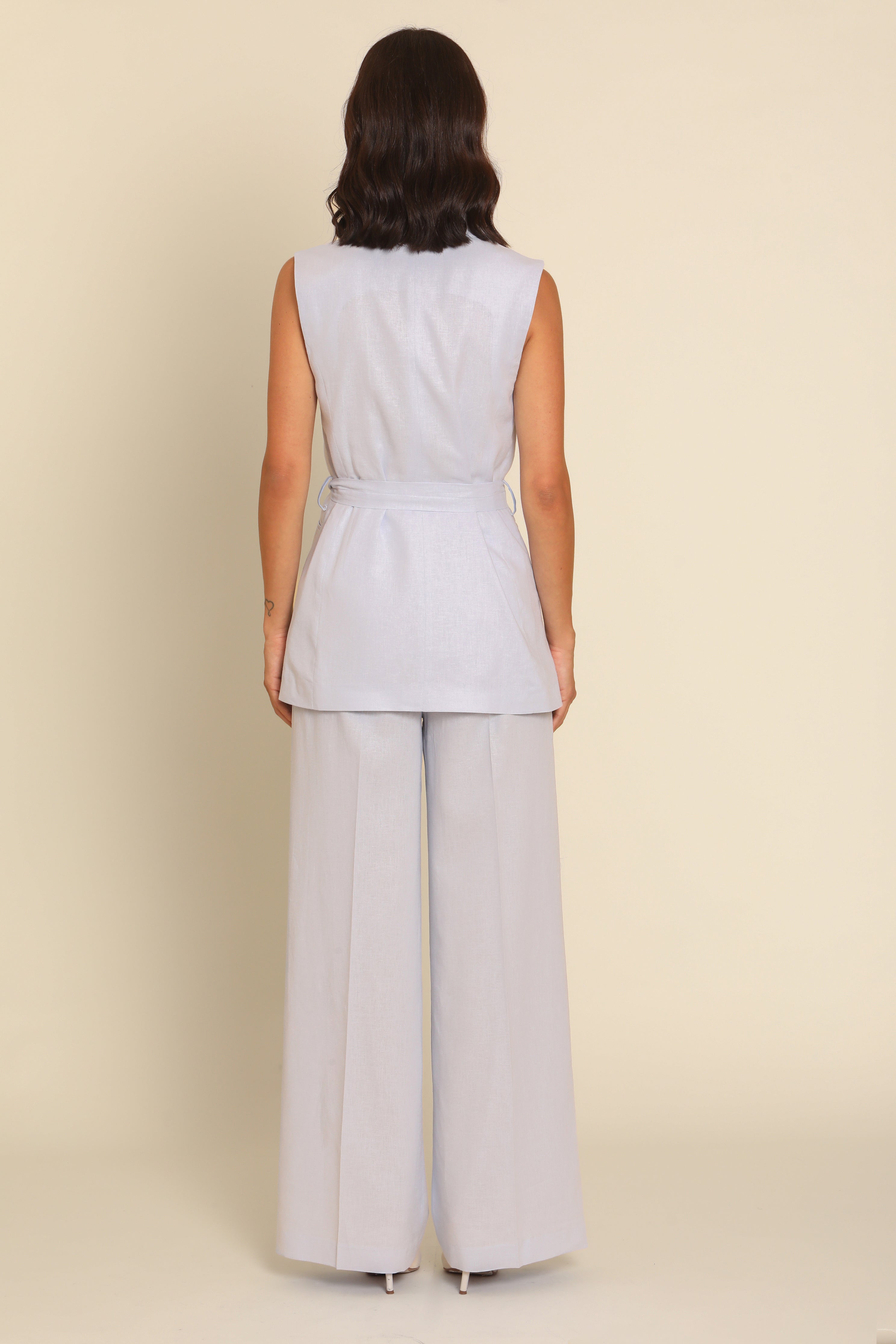 Tailleur Smanicato in Lino con cintura avanti